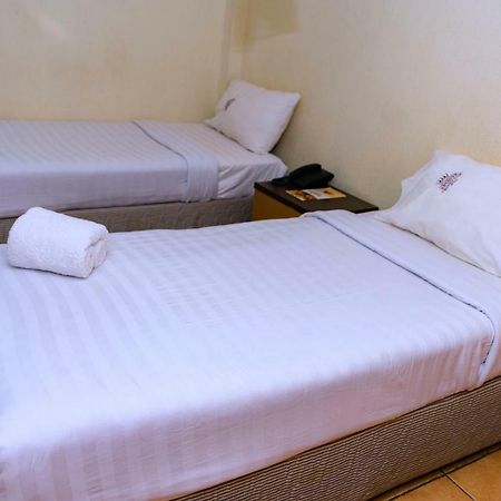 Aponye Hotel Kampala Exteriör bild