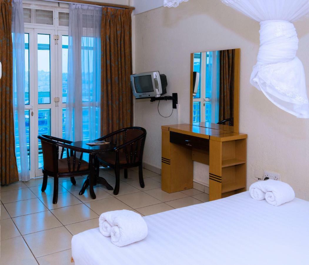 Aponye Hotel Kampala Exteriör bild